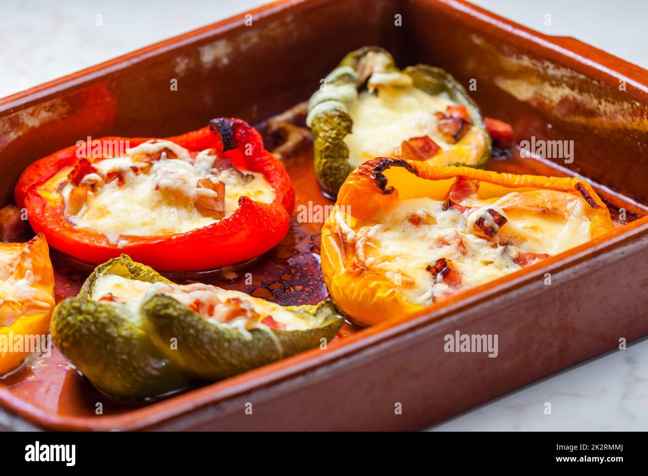 Gebackene Paprika gefüllt mit Schinken und Käse Stockfoto