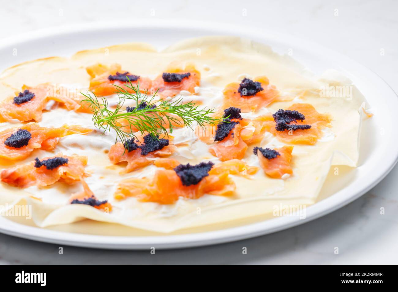 Pfannkuchen mit geräuchertem Lachs, schwarzem Kaviar und saurer Rahm Stockfoto