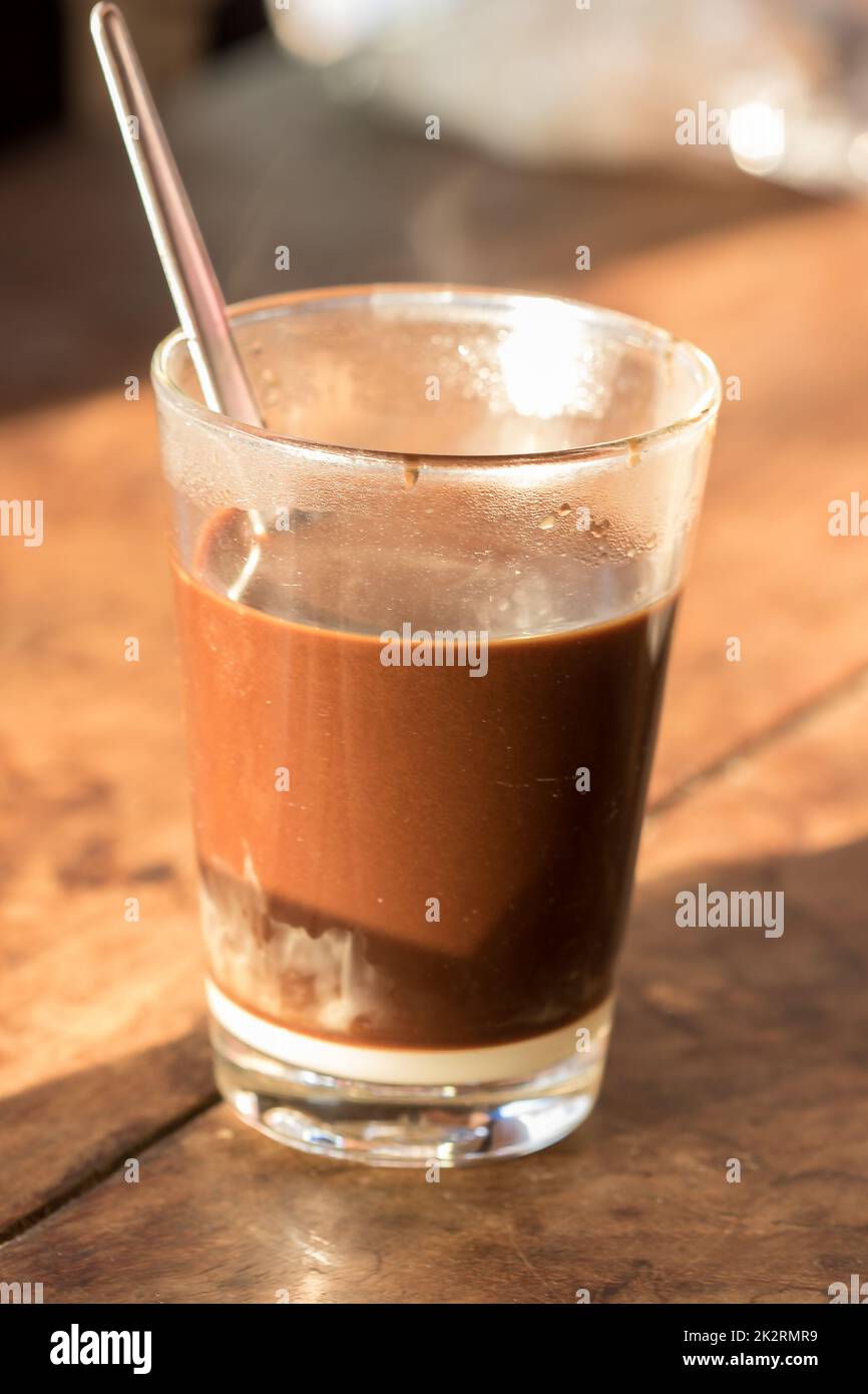 Heißen Kaffee in einem Glas, auf den Tisch gestellt Stockfoto