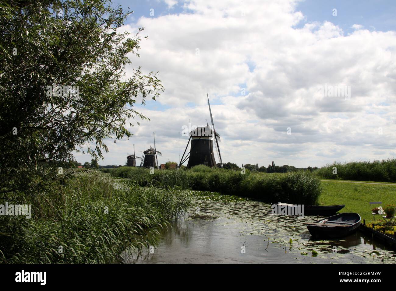 holländische Landschaft mit Windmühle Stockfoto