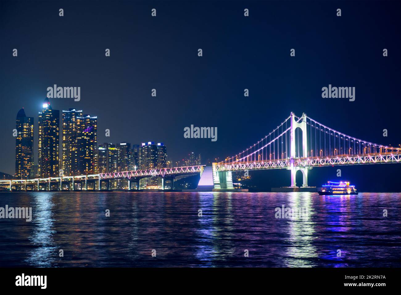Gwangan Brücke und Wolkenkratzer in der Nacht. Busan, Südkorea Stockfoto