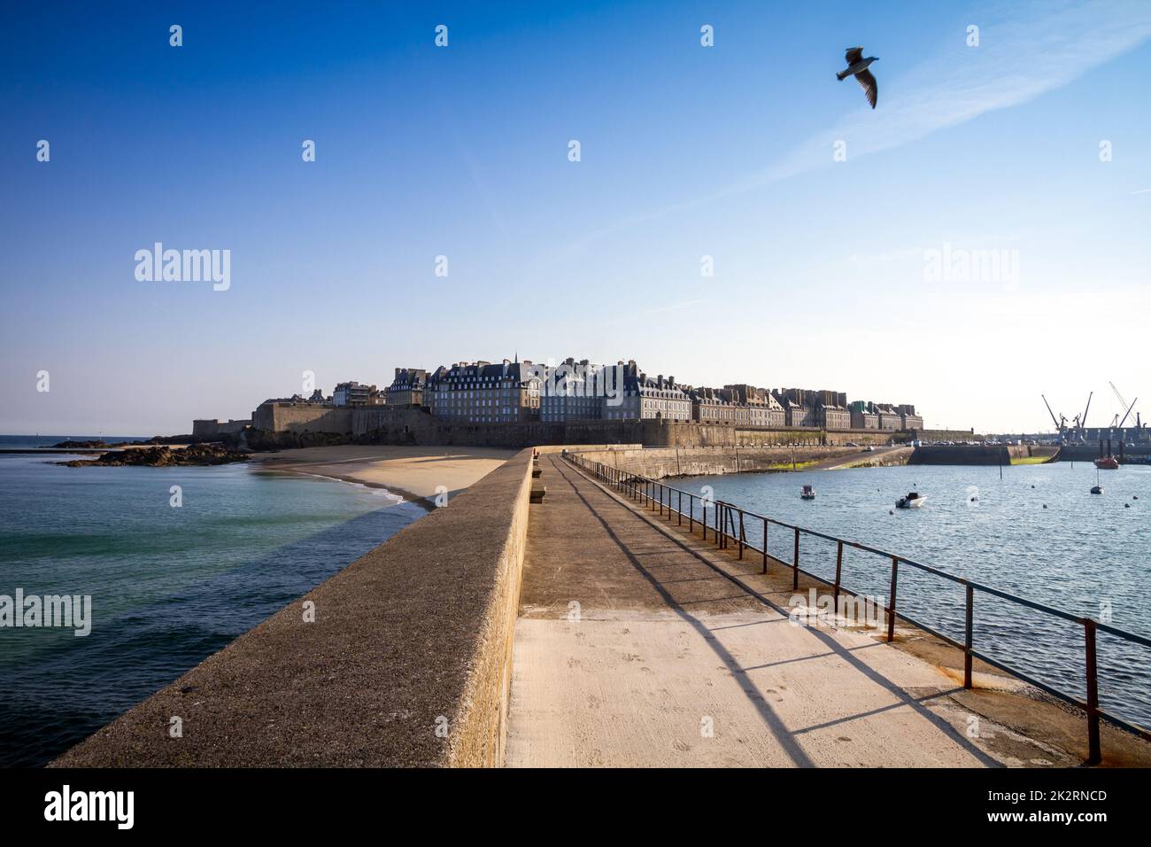 Blick auf Saint-Malo vom Leuchtturm Pier in der Bretagne, Frankreich Stockfoto