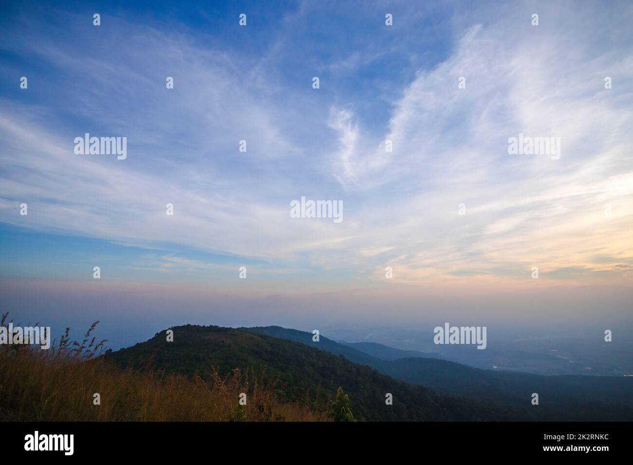 Die Landschaft des Abendhimmels mit den hohen Bergen. Stockfoto