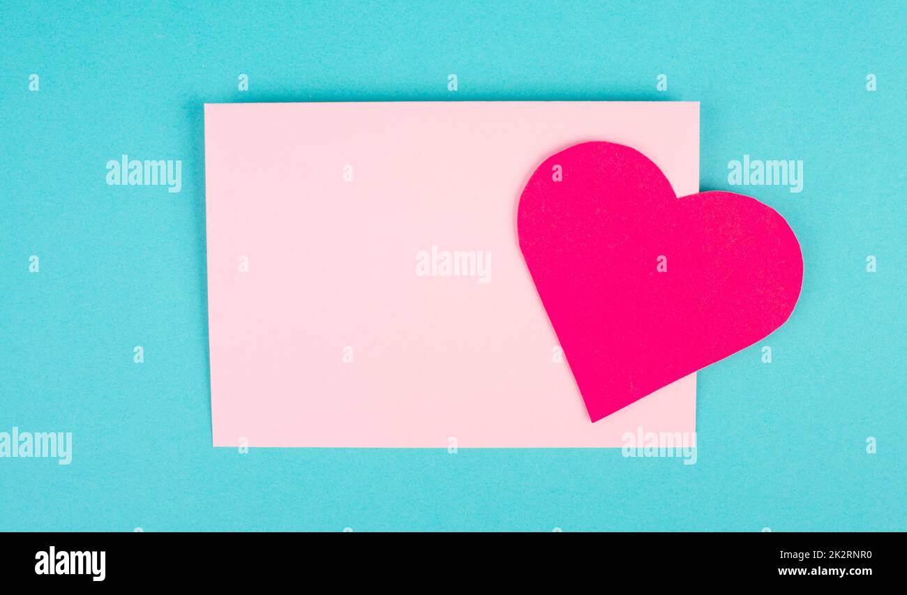Pinker Umschlag mit Herz, leerer Kopieplatz, blauer Hintergrund, valintines-Tageskarte, romantische Post, Liebesbrief Stockfoto