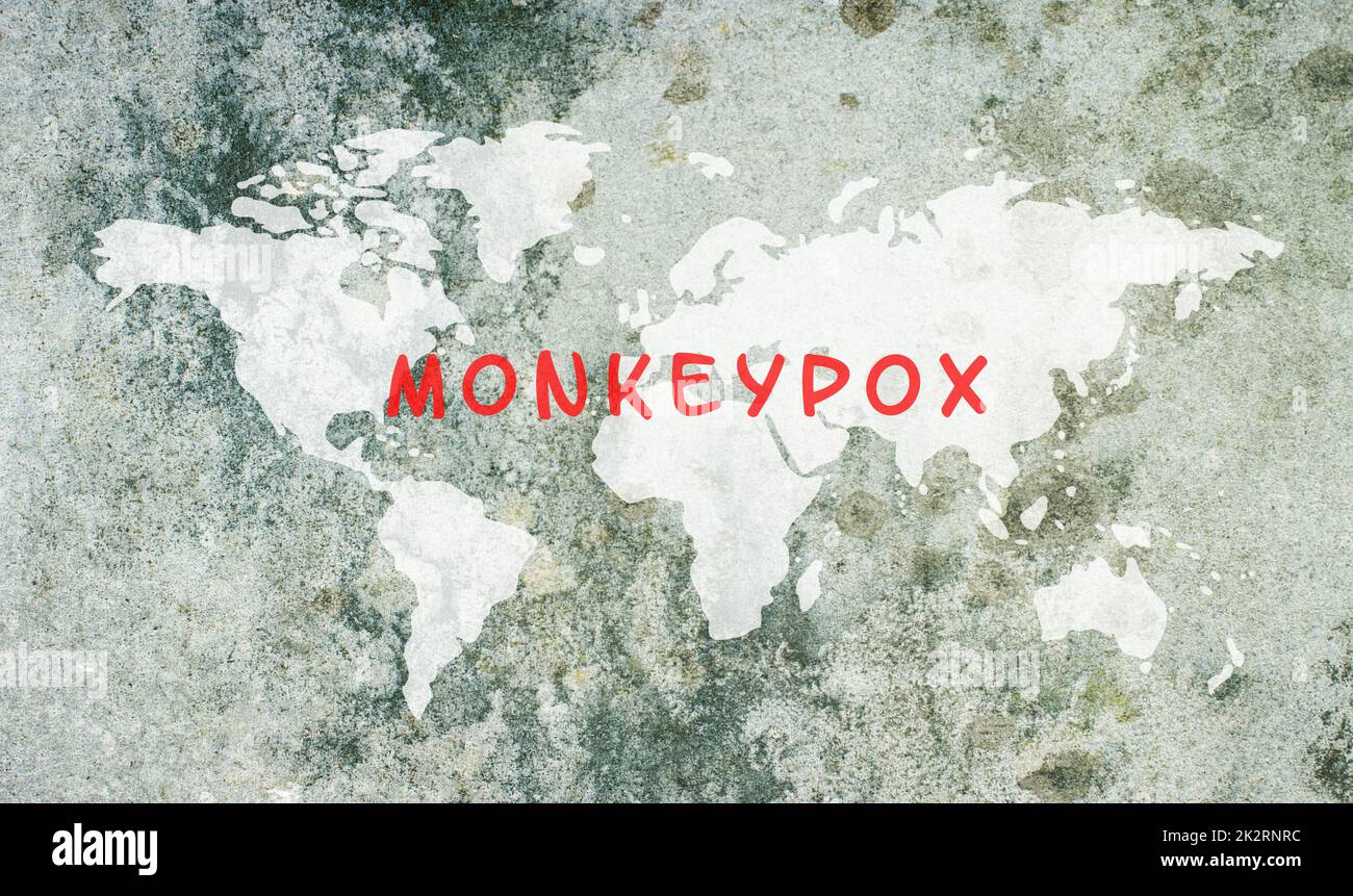 Weltkarte, Monkeypox steht auf dem strukturierten Hintergrund, Ausbruch des MPXV-Virus, Ausbreitung von Infektionskrankheiten, Pandemie Stockfoto