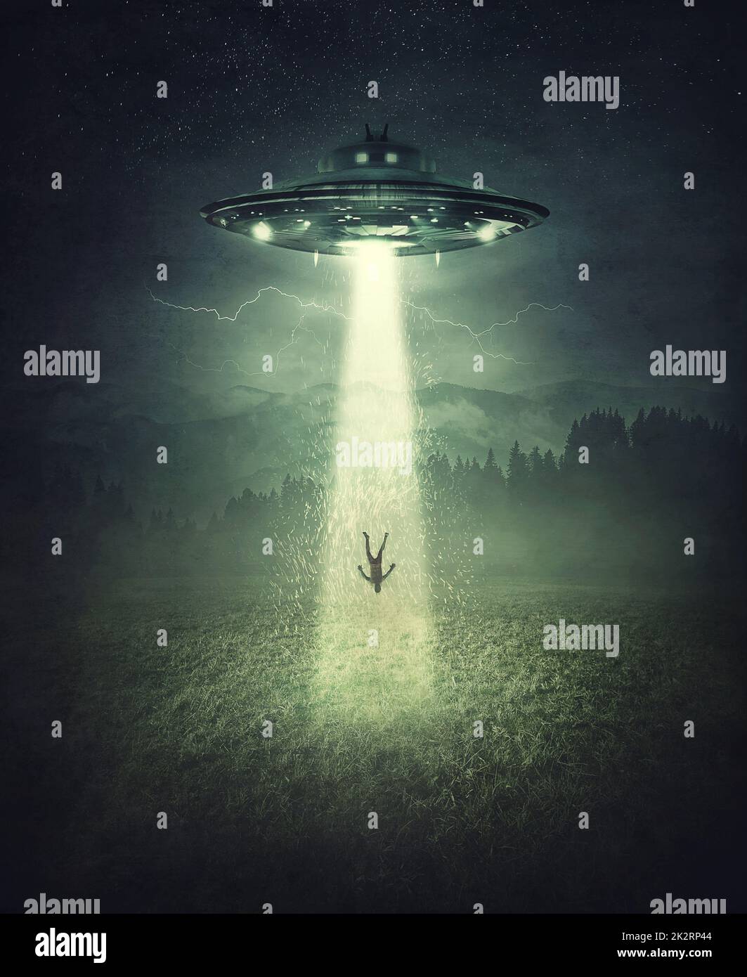 Geheimnisvolle Alien-Raumschiff Entführungsszene. Surreales Konzept mit einem schwebenden Menschen, der in einer dunklen Nacht auf einem offenen Feld vom Licht eines UFO-Schiffes gestohlen wurde Stockfoto