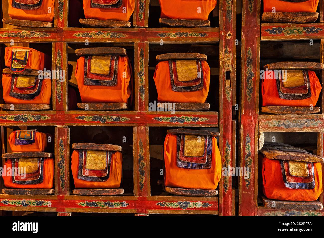 Blätter der alten Handschriften in der Bibliothek des Klosters Thiksey. Ladakh, Indien Stockfoto