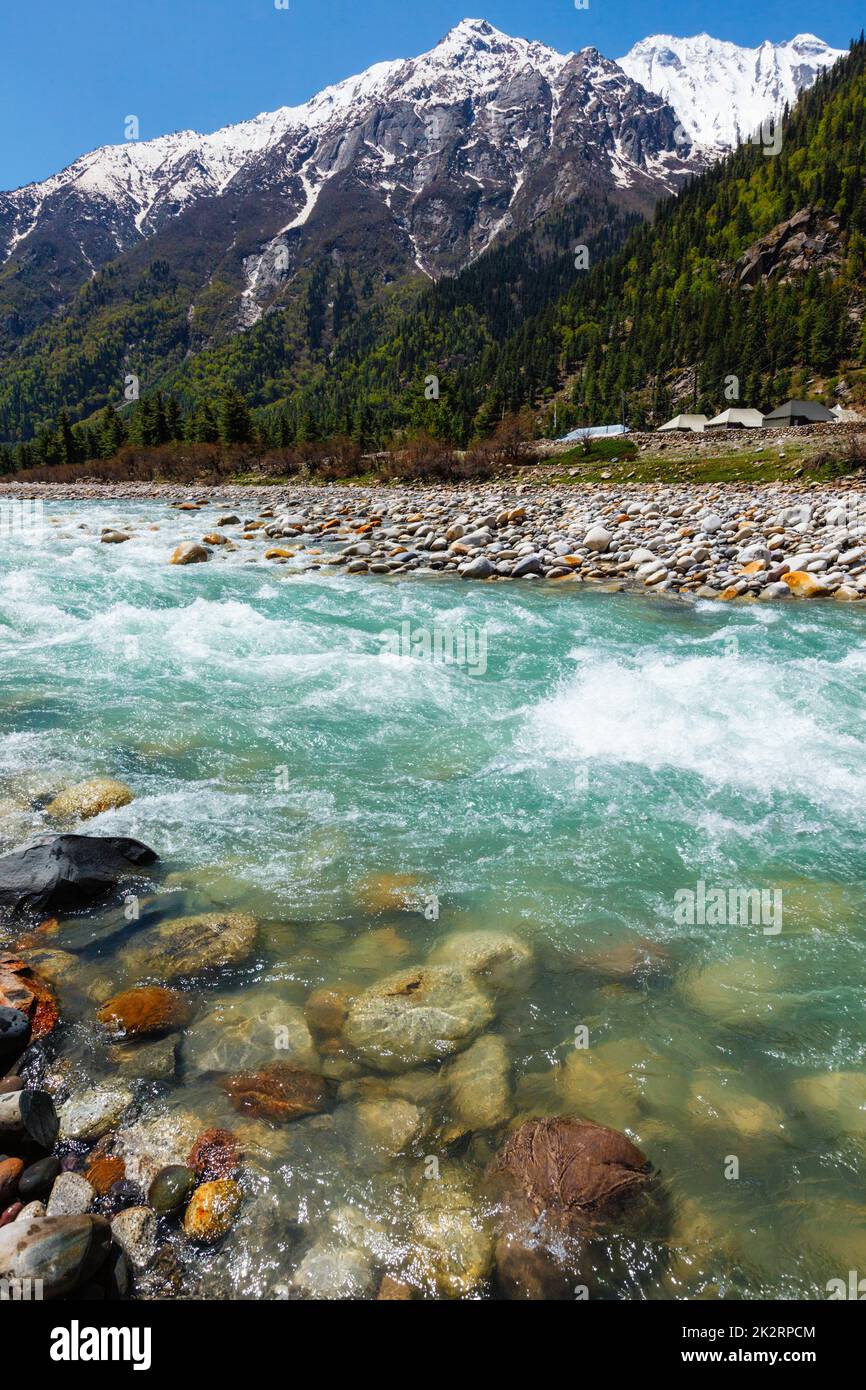 Baspa Fluss im Himalaya Stockfoto