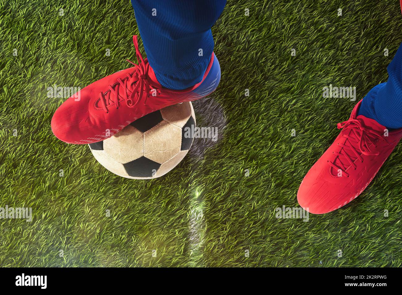 In der Nähe eines Fußball Stürmer bereit zu kickt den Ball im Stadion Stockfoto