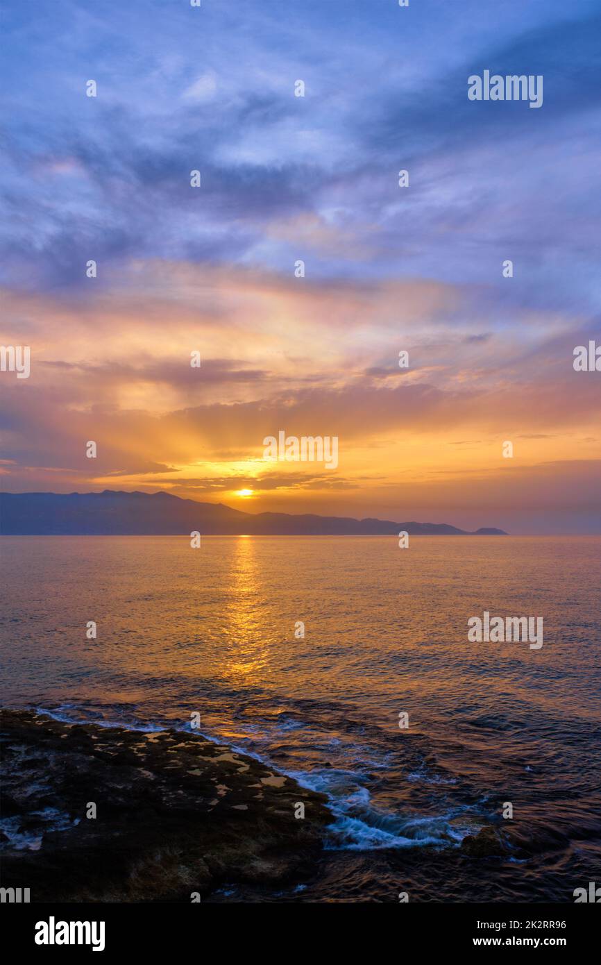 Sonnenuntergang am Meer mit dramatischem Himmel Stockfoto