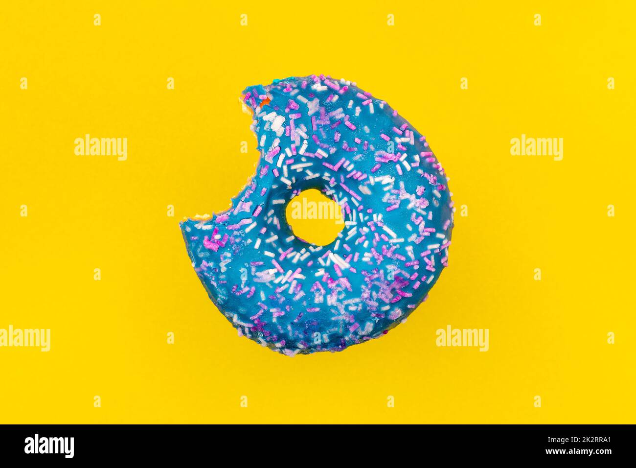 Gebissen blau glasierten Donut mit bunten Streuseln Stockfoto