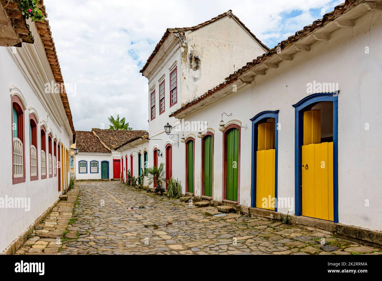Farbenfrohe Fassaden alter Häuser im Kolonialstil in den kopfsteingepflasterten Straßen von Paraty Stockfoto