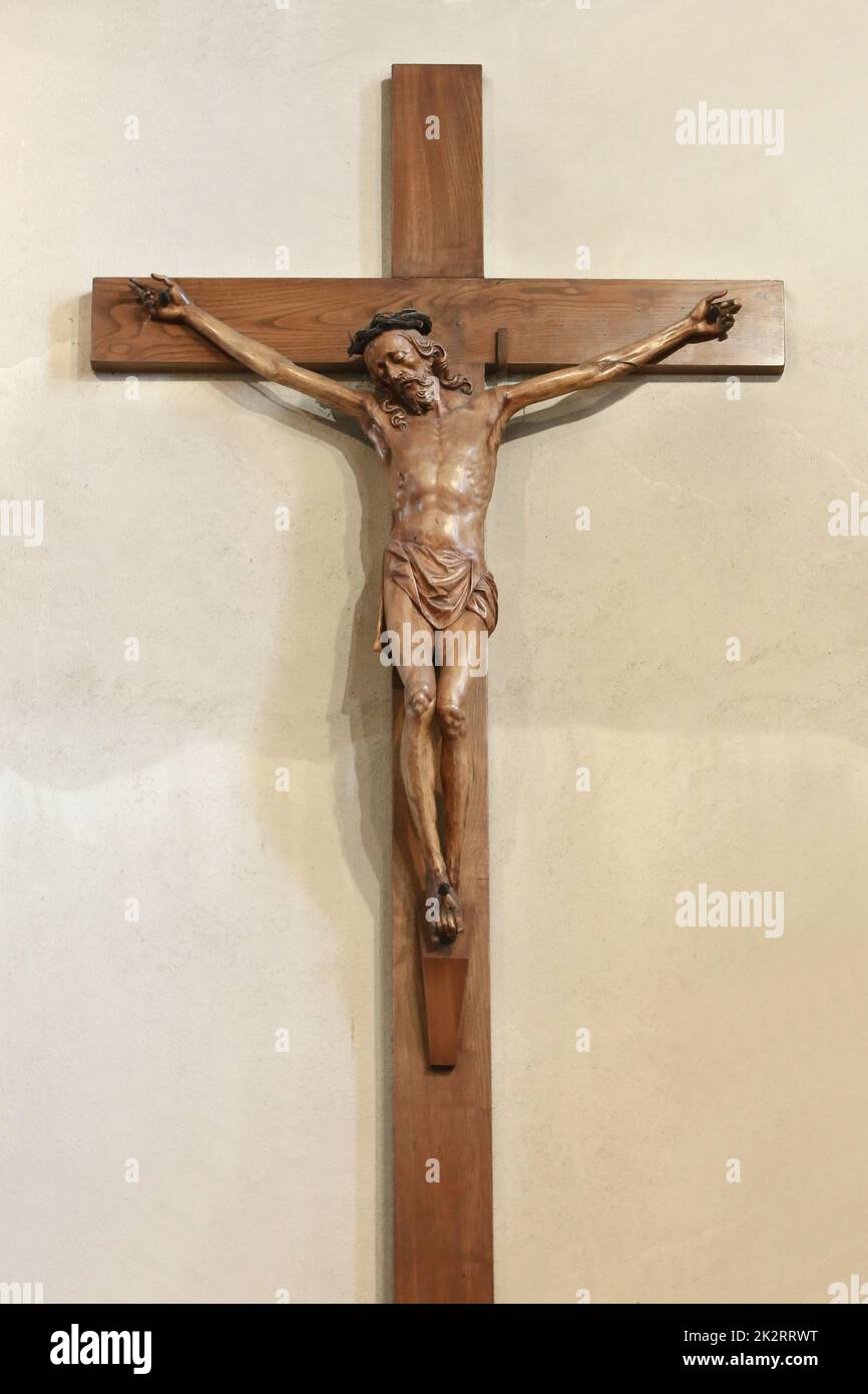 Jésus-Christ sur la croix. Eglise Saint-Nicolas de Combloux. Combloux. Haute-Savoie. Auvergne-Rhône-Alpes. Frankreich. Europa. Stockfoto