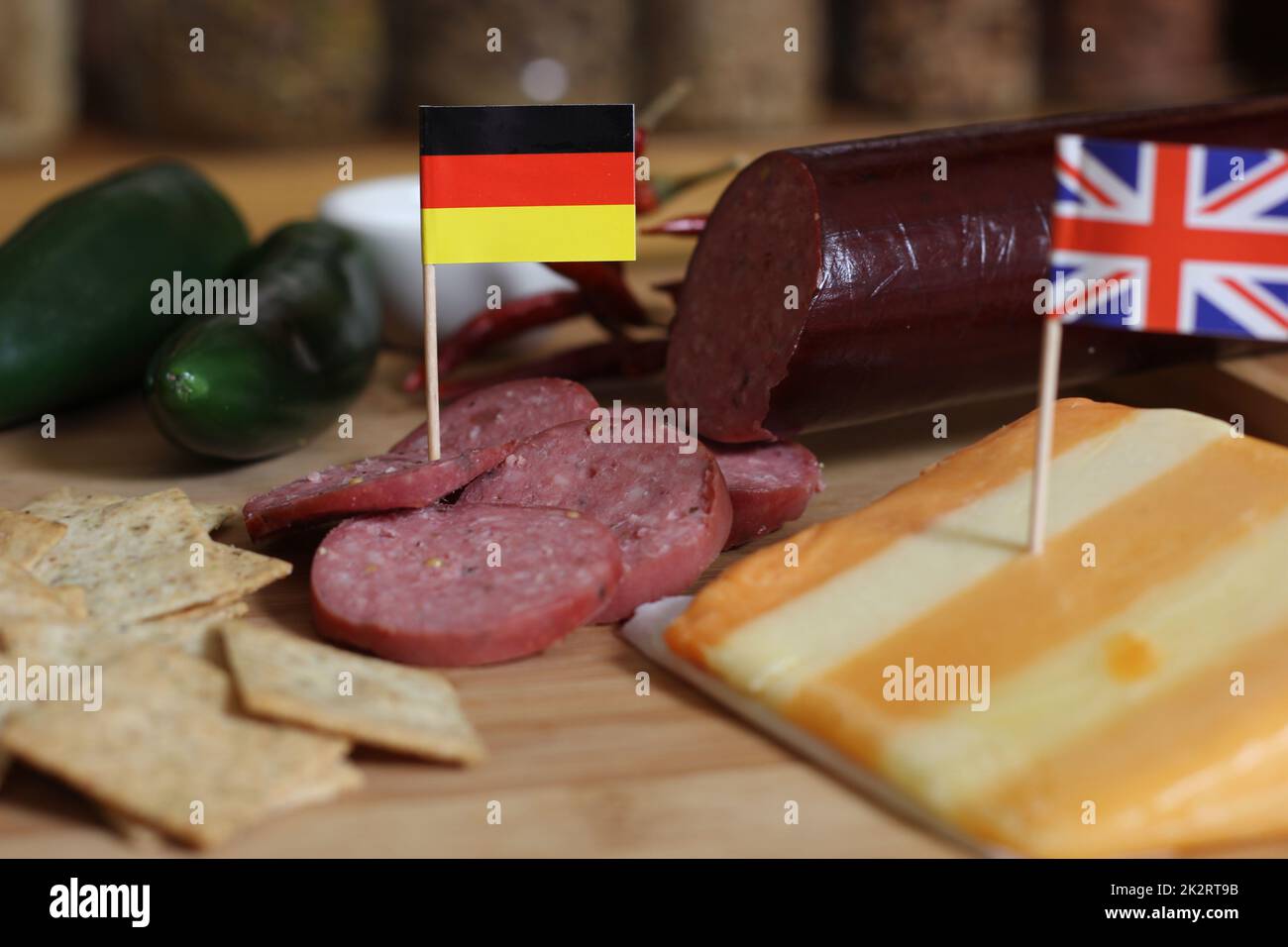 Englischer Käse und deutsche Wurst Imbissschale Nahaufnahme Stockfoto
