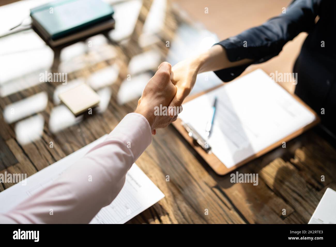 Geschäftsmann zitternden Hand mit weiblichen Antragsteller Stockfoto