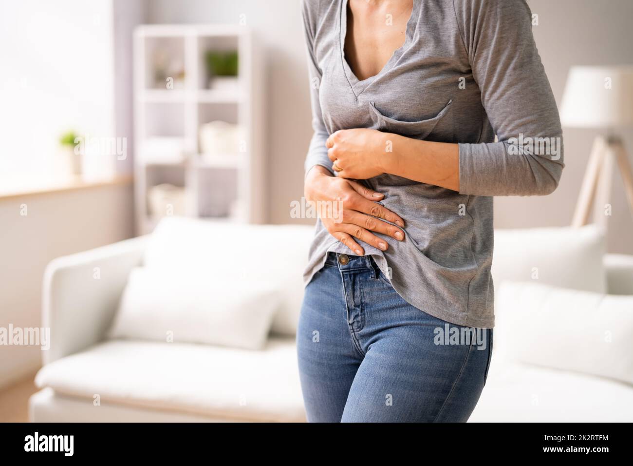 Frau mit Magenschmerzen Stockfoto