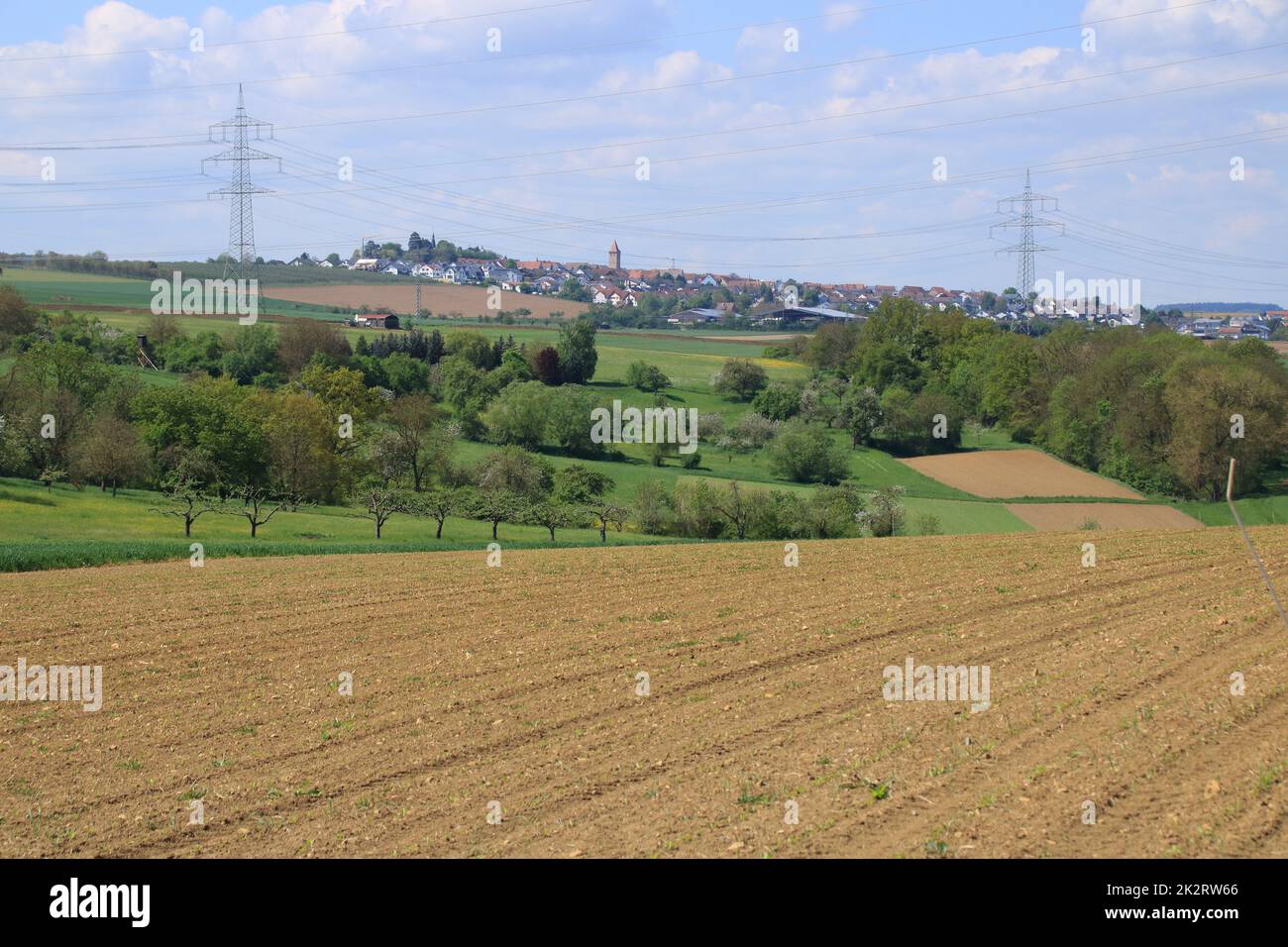 Blick über Wiesen und Felder in die Stadt Nussdorf Stockfoto