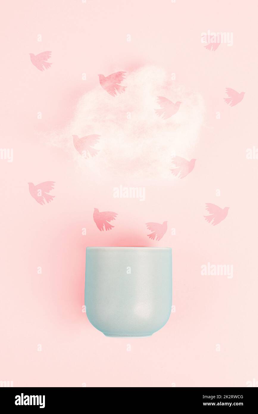 Eine Tasse Kaffee mit einer Dampfwolke, Vögel, die zum Himmel fliegen, Pastellfarben, Brainstorming für Ideen, Freiheitsbewusstsein, kreative Geschäftsidee, Optimistische Zukunft, eine Pause einlegen Stockfoto