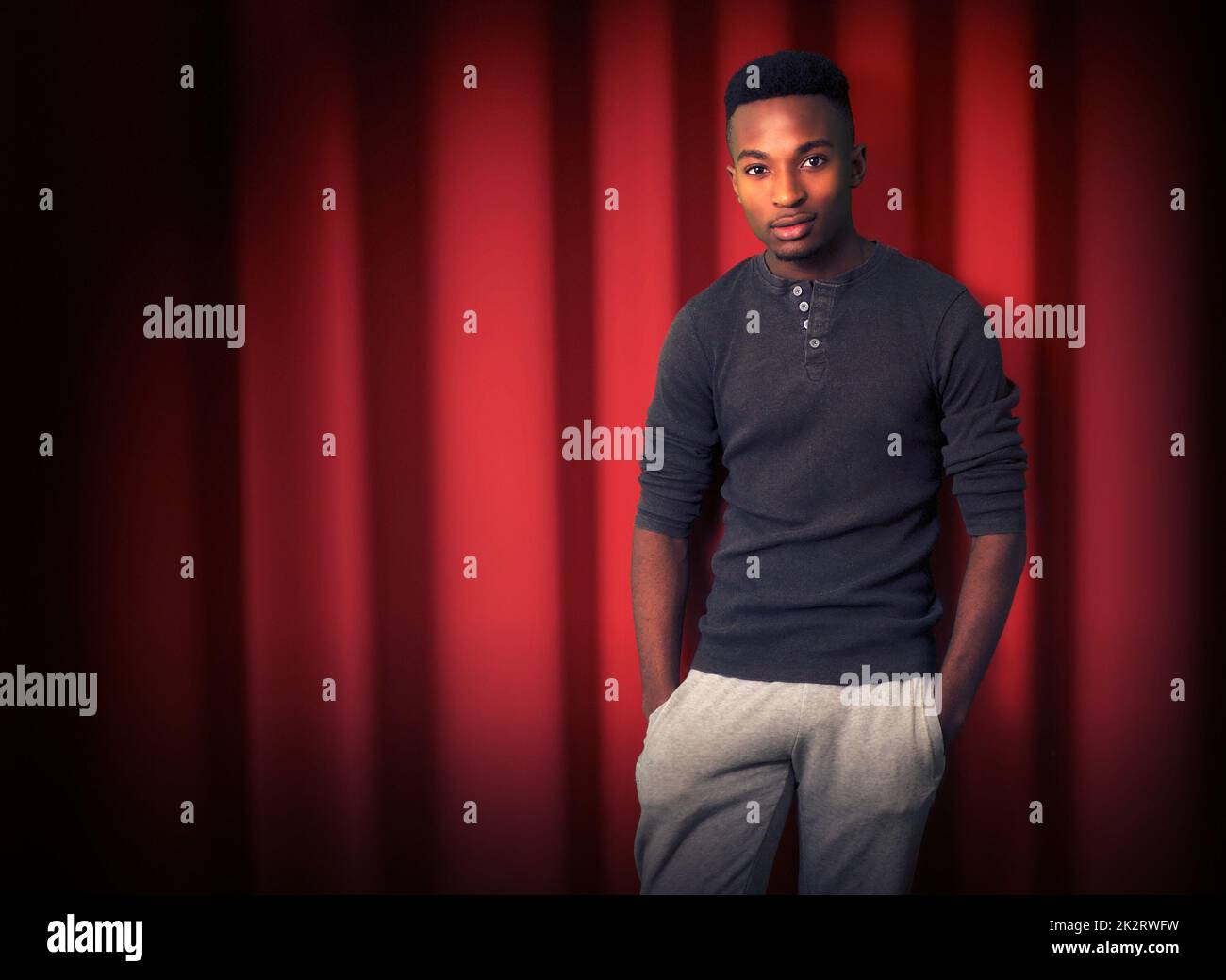Roter Vorhang Stand-Up Comedy Szene Spotlight Show Show Unterhaltung Live Stand-up junger Mann Stockfoto