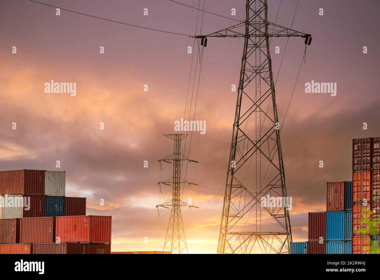 Logistischer Containerstapel mit elektrischem Pylon. Fracht- und Schifffahrtsunternehmen. Container für Lkw-Transport. Container für Import- und Exportlogistik. Logistikbranche. Lieferkette. Containerfracht. Stockfoto