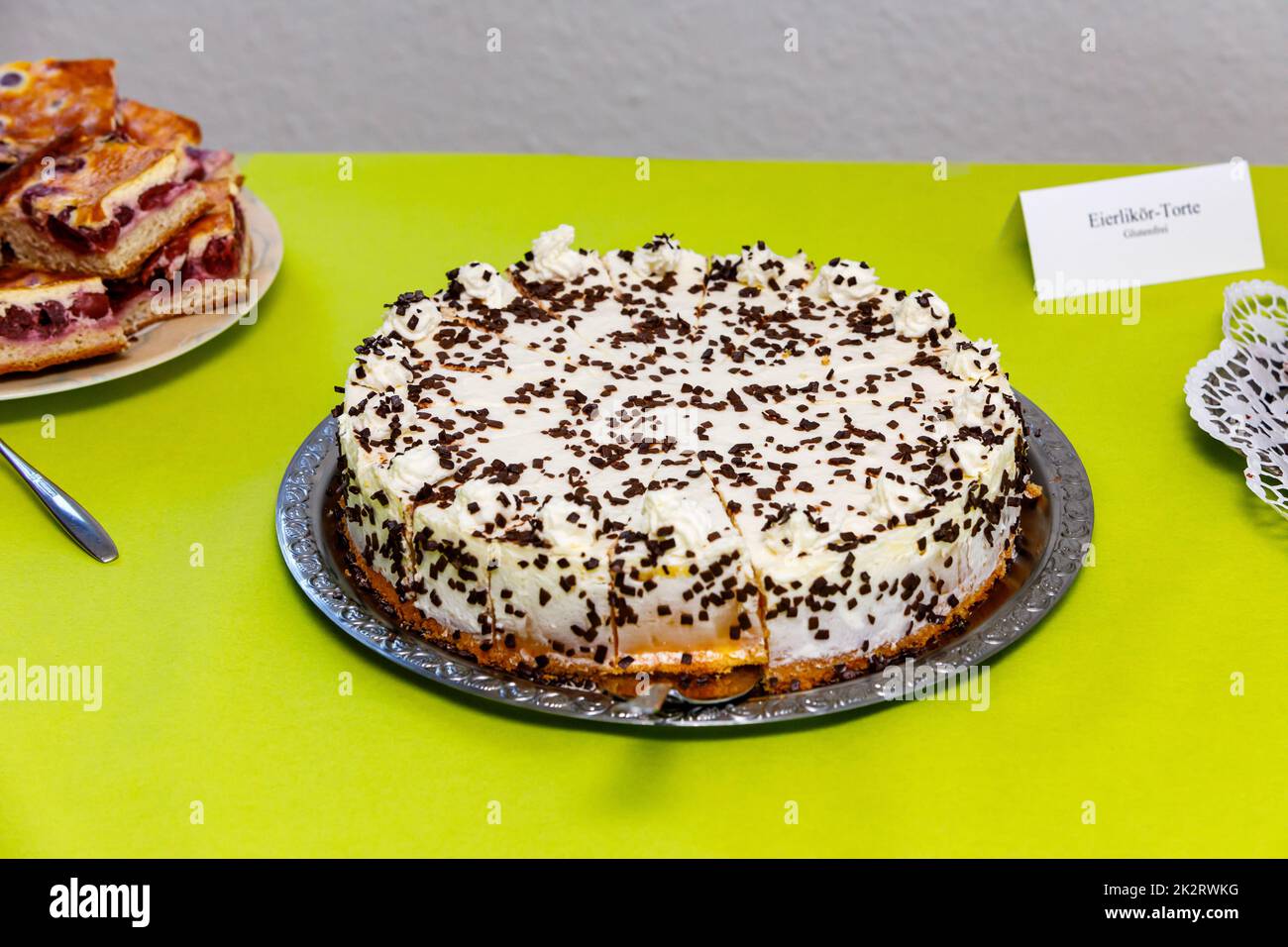 Ein frischer hausgemachter Kuchen für eine Geburtstagsfeier Stockfoto