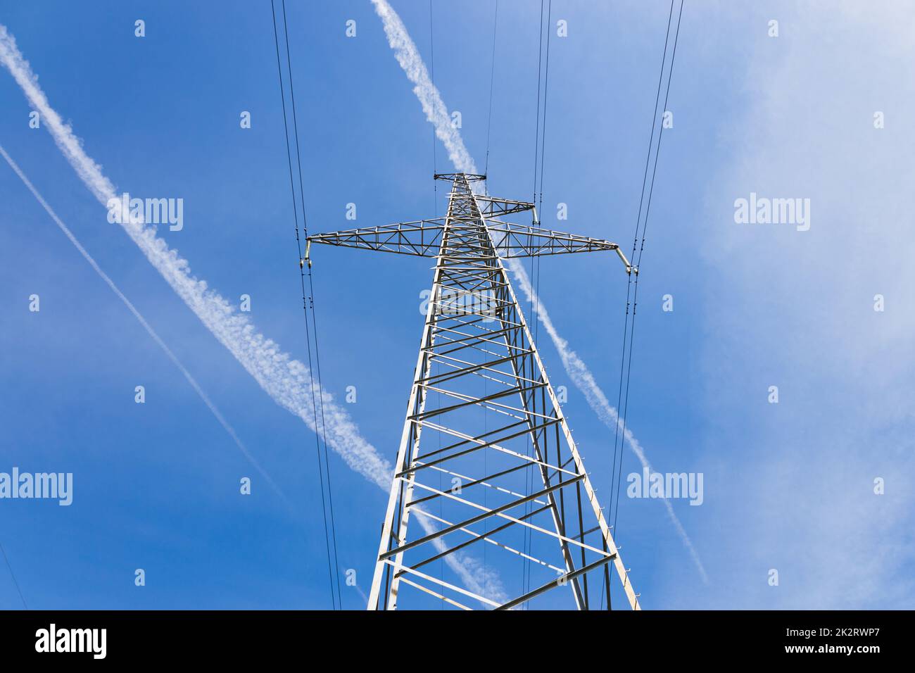 Hochspannungsmast oder Hochspannungsstromturm und Übertragungsleitungen Stockfoto