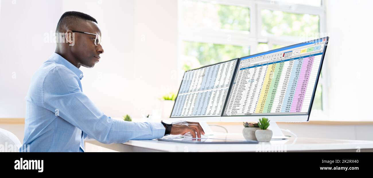 Datenanalyst African Man Mit Tabellenkalkulation Stockfoto