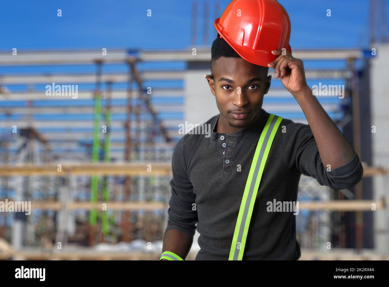 Mann auf der Baustelle Red hat Sicherheitshelm Sicherheit Arbeitsschutzausrüstung Stockfoto