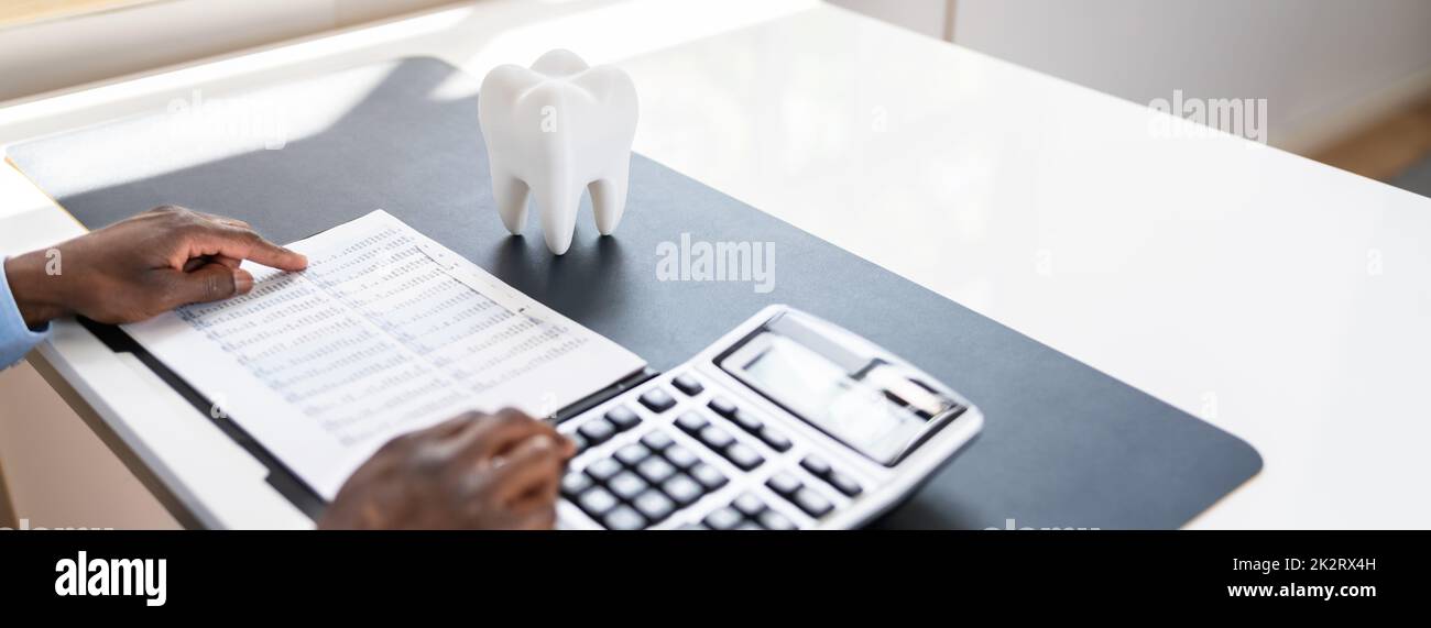 White Tooth In Front Of Man Calculating Bill Stockfoto