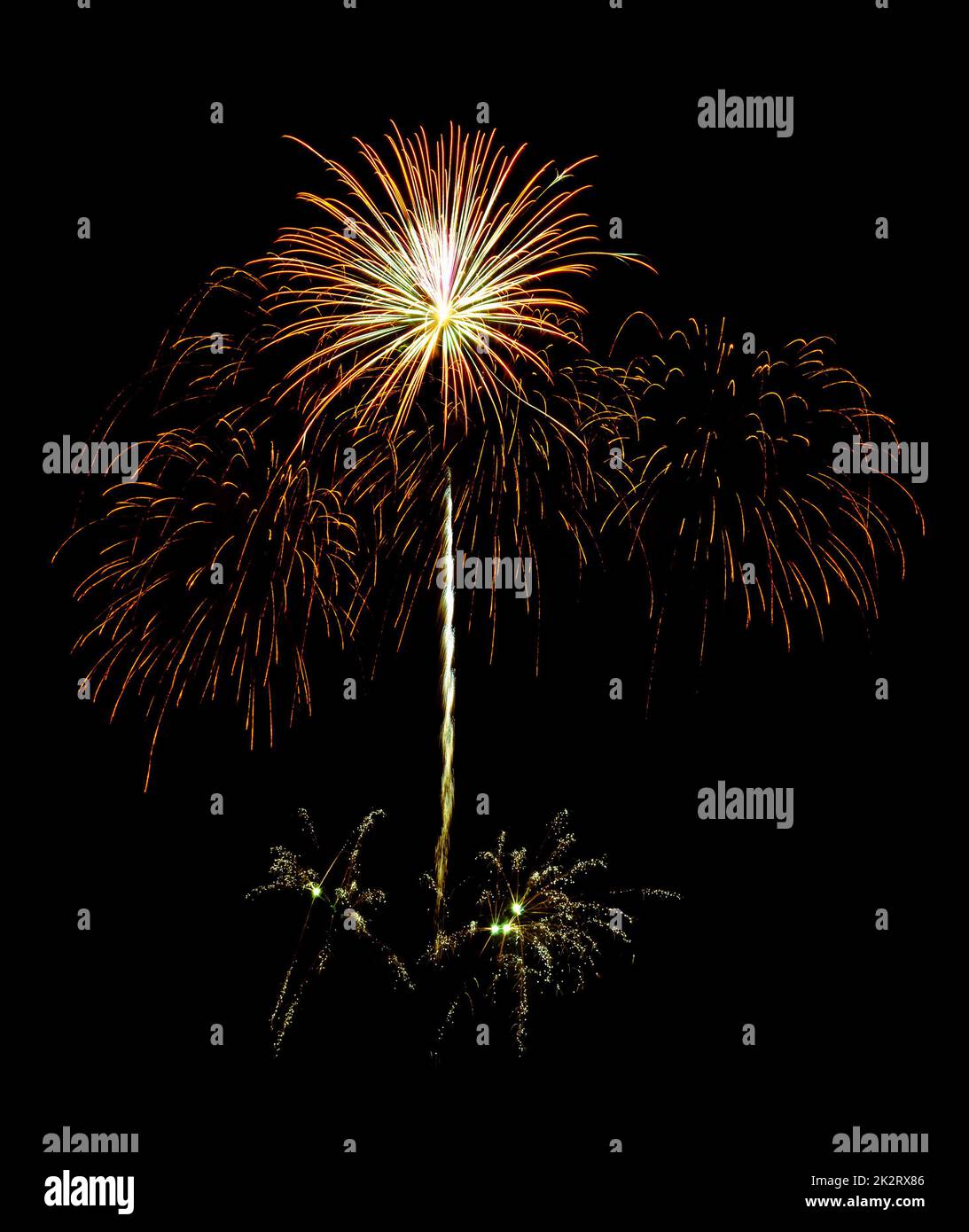 Buntes explodiertes Feuerwerk isoliert auf schwarzem Hintergrund Stockfoto