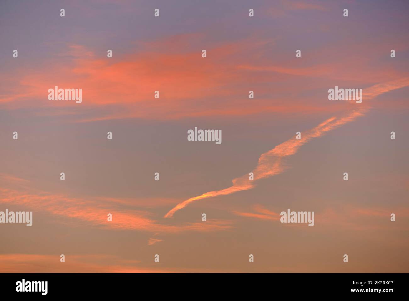 Himmel Licht nach Sonnenuntergang. Oranger Hintergrund, Wolken Stockfoto