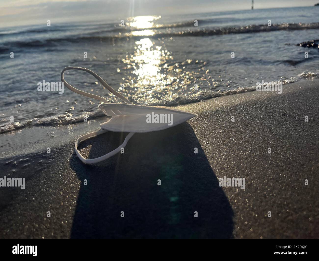 Urlaub in Covid-19-Zeiten mit Maske am Strand Stockfoto