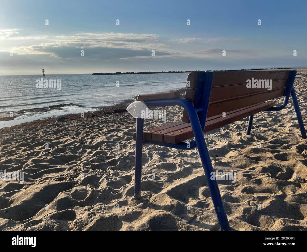 Urlaub in Covid-19-Zeiten mit Maske am Strand Stockfoto