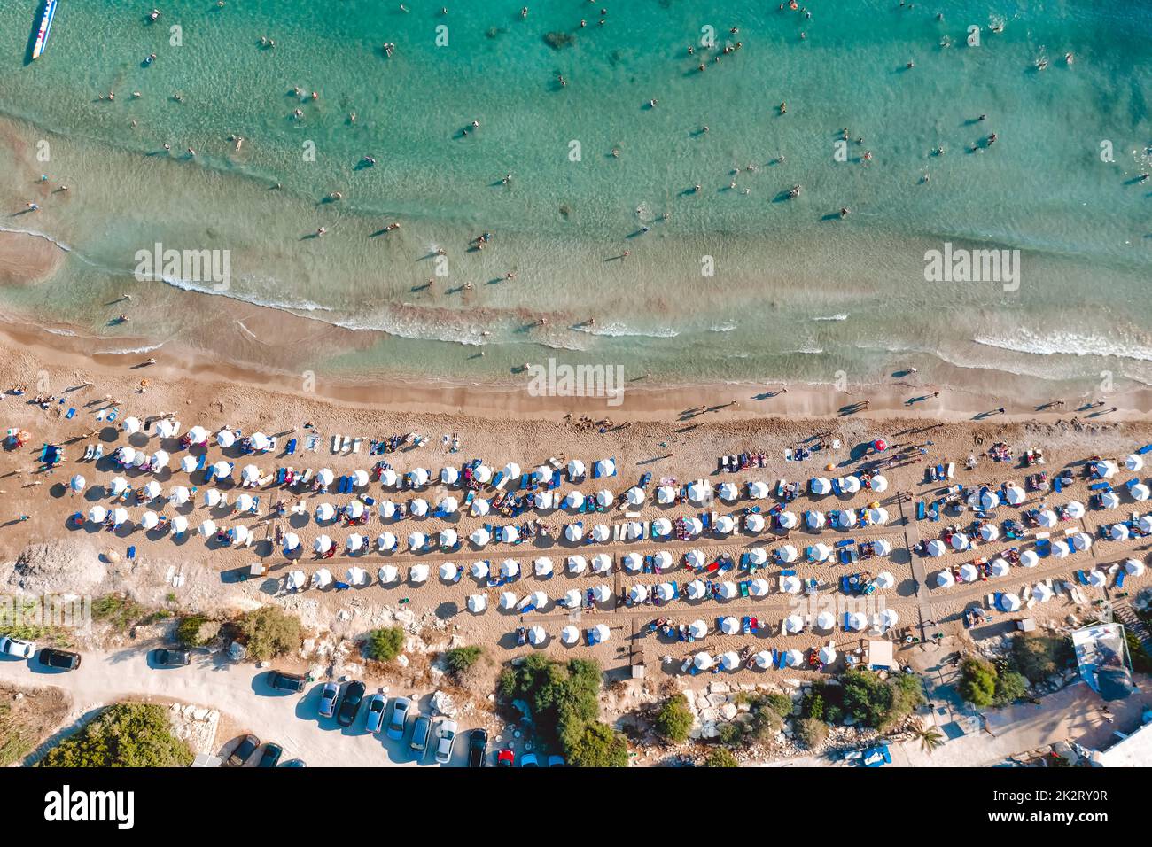 Blick von oben auf den Coral Bay Beach. Peyia Village, Paphos District, Zypern Stockfoto