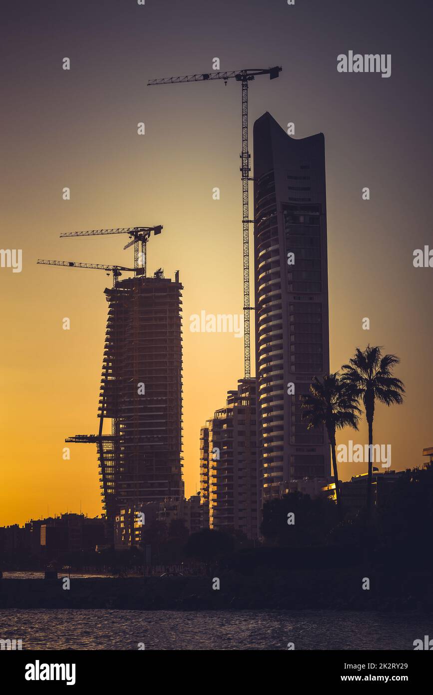 Baustelle für Wolkenkratzer bei Sonnenuntergang. Limassol, Zypern Stockfoto
