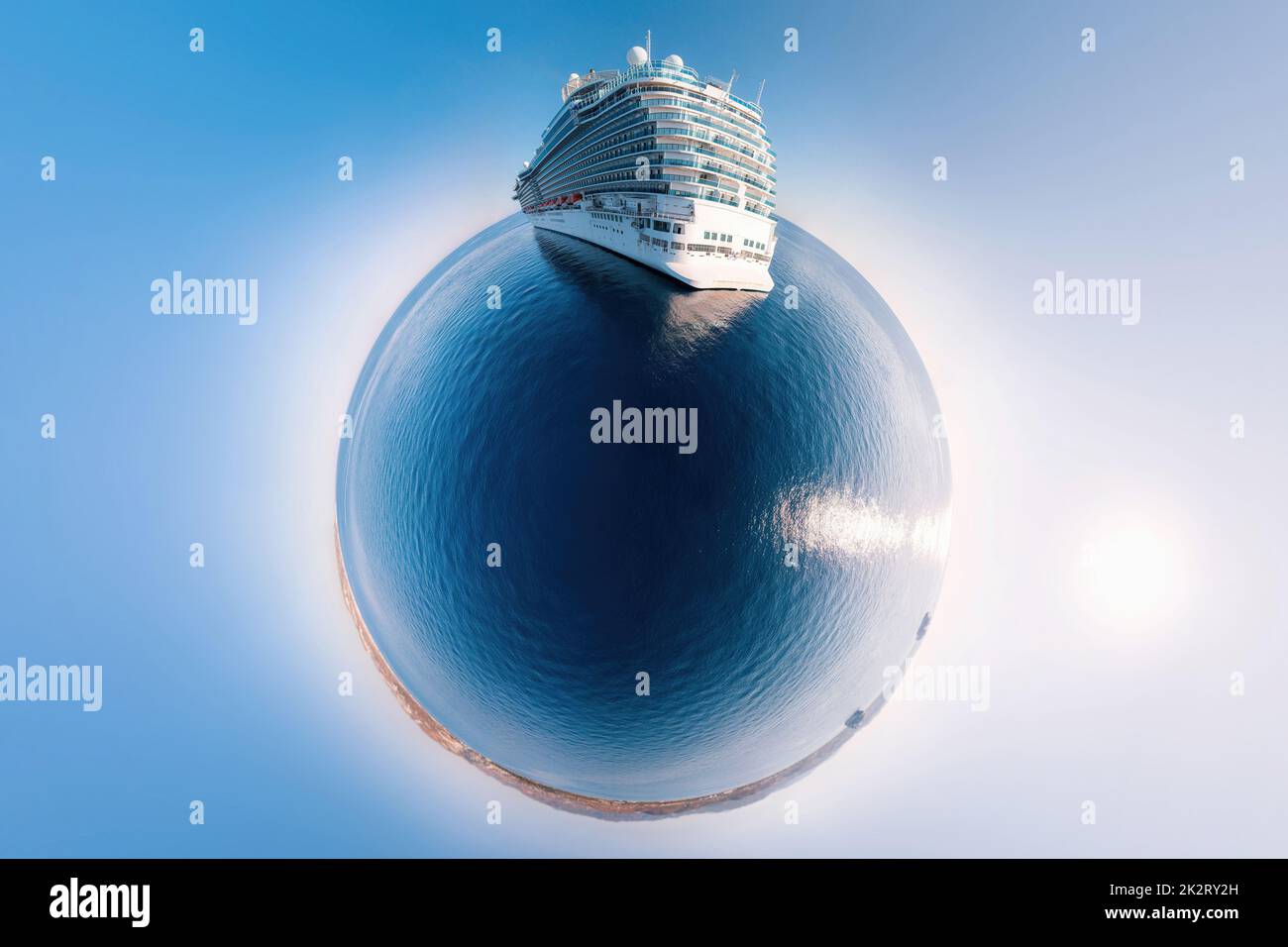 Kreuzfahrt-Passagierschiff auf dem kleinen Planeten. Kugelförmiges Panorama Stockfoto
