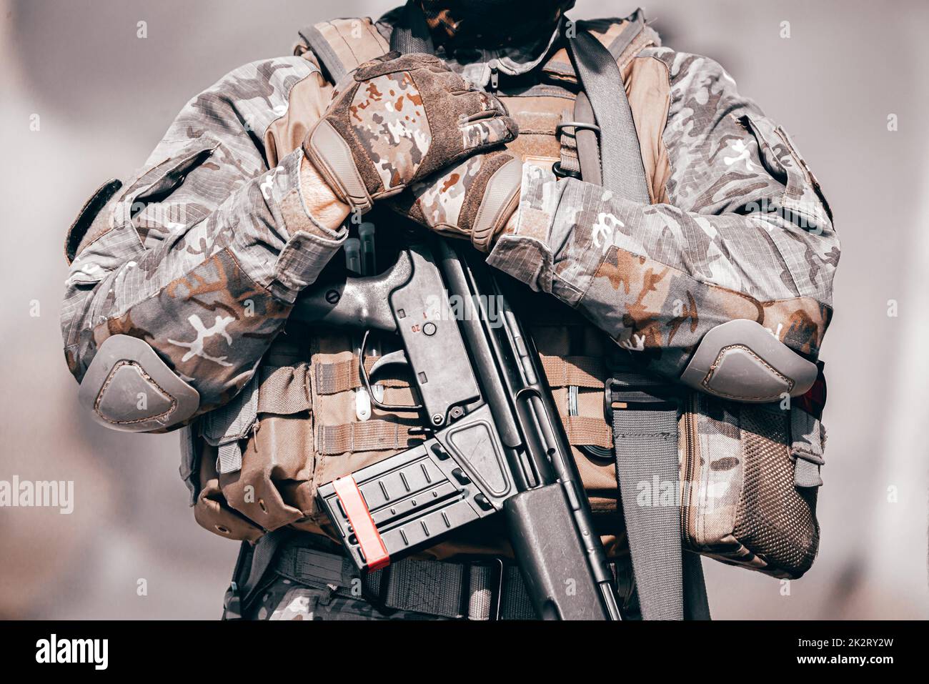 Nahaufnahme eines Soldaten mit modernem Gewehr Stockfoto