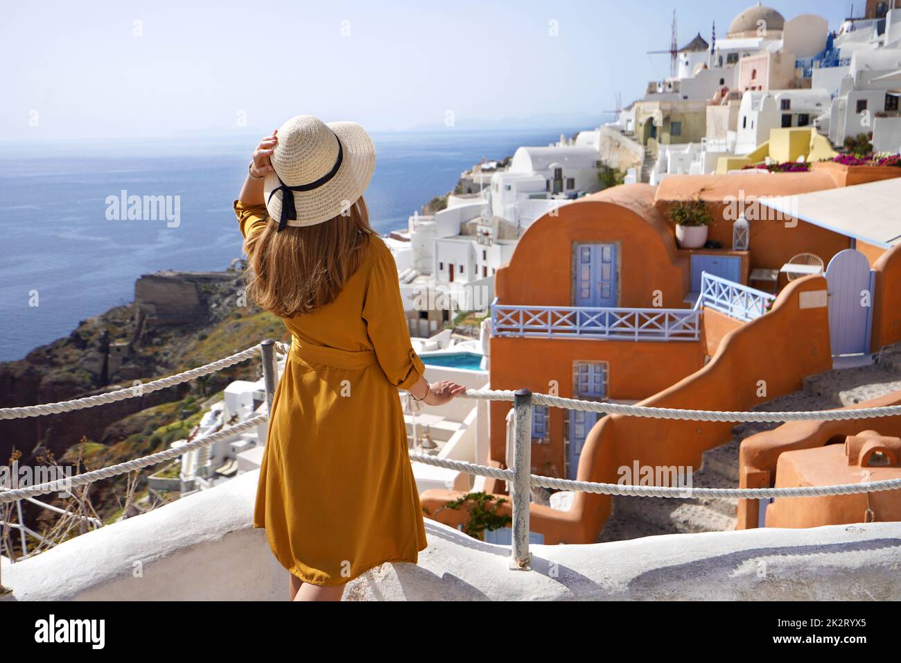 Urlaub in Griechenland. Schöne Mode Mädchen besuchen Santorini Island Attraktion Wahrzeichen Destination Resort in Europa. Stockfoto