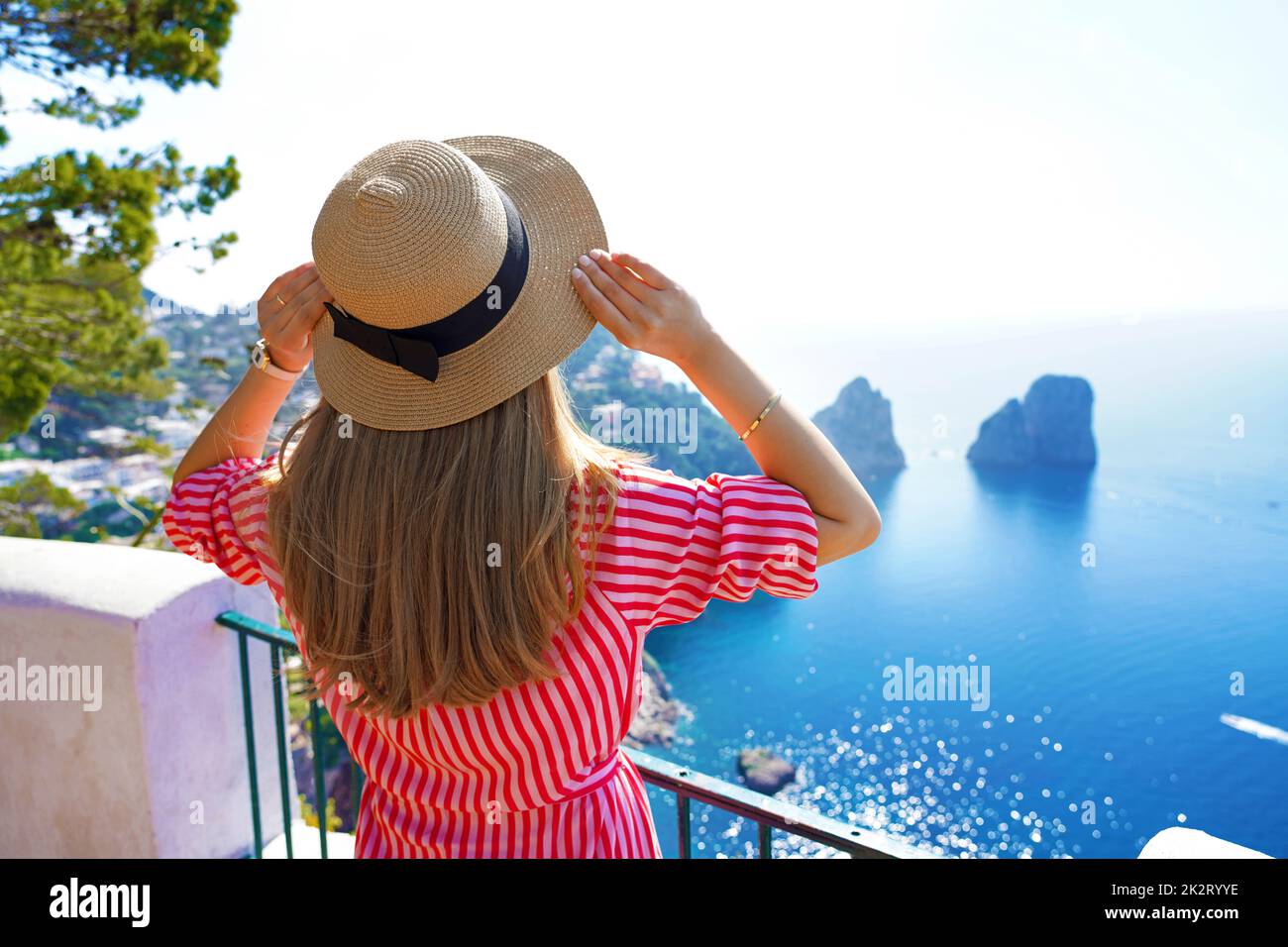 Junge schöne Frau, die an sonnigen Tagen die italienische Landschaft genießt, Capri, Italien Stockfoto