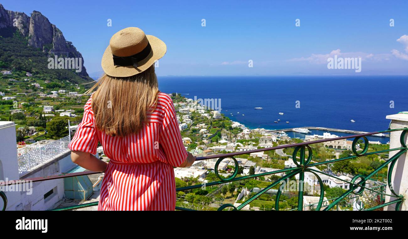 Panorama-Banner der Modefrau auf der Insel Capri, die die Landschaft aus Sicht Süditaliens genießt Stockfoto