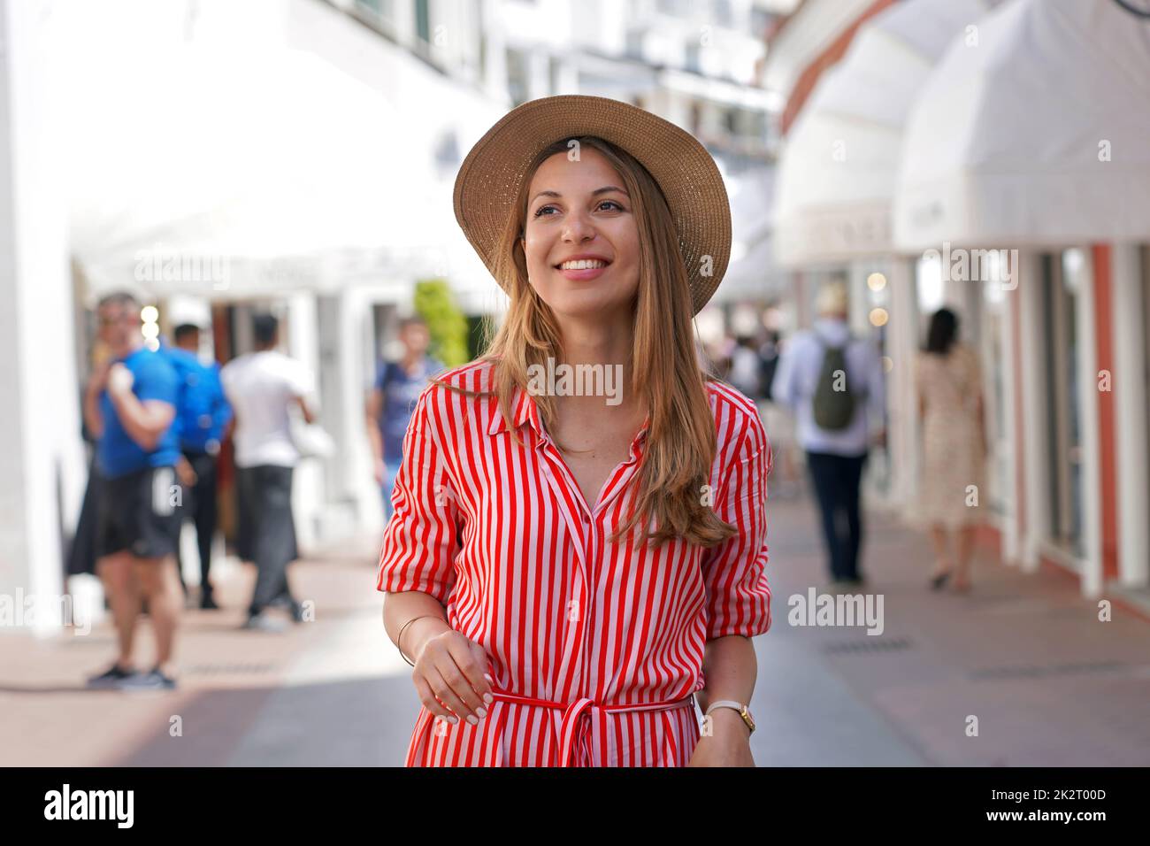 Junge Mode-Beauty-Frau, die in der Mode-Straße von Capri spazieren geht, sieht auf der Insel Capri, Italien, zur Seite Stockfoto