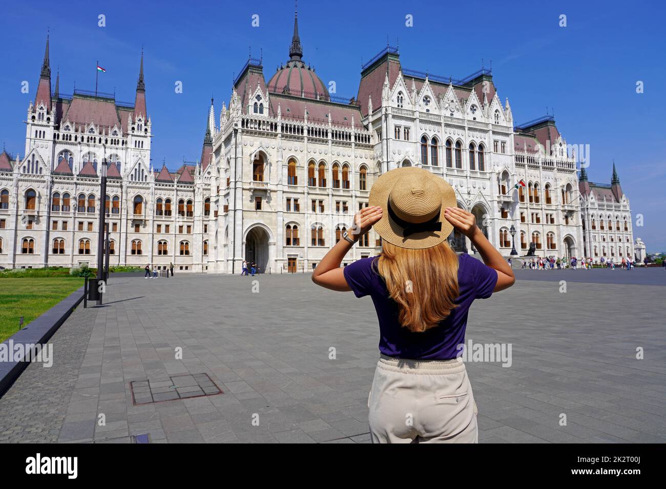 Urlaub in Budapest. Rückansicht von schönen stilvollen Mädchen genießen Blick auf das ungarische Parlamentsgebäude in Budapest, Ungarn. Tourismus in Europa. Stockfoto