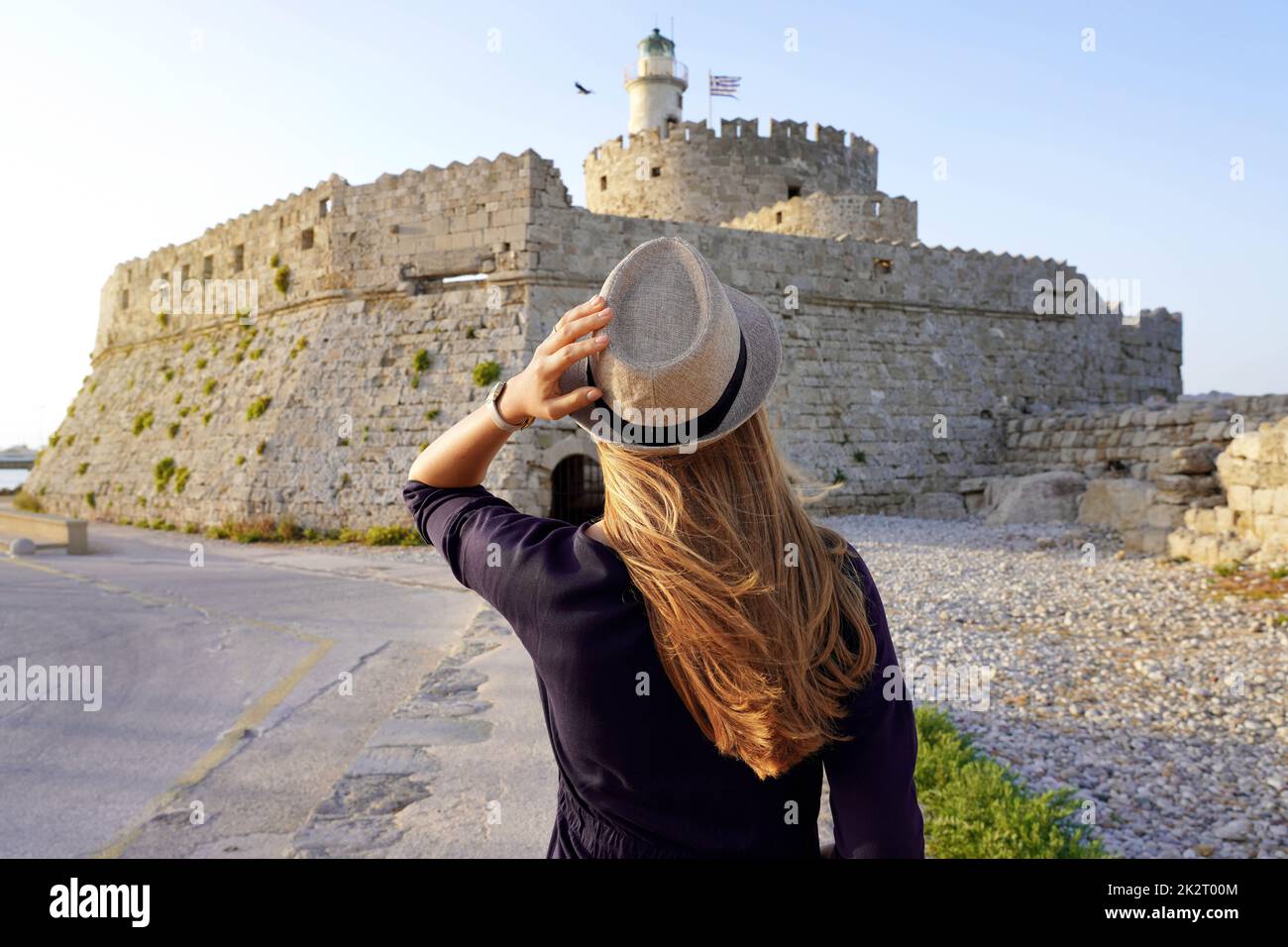 Urlaub in Griechenland. Rückansicht des schönen Mädchens in Rhodos-Stadt, UNESCO-Weltkulturerbe. Stockfoto