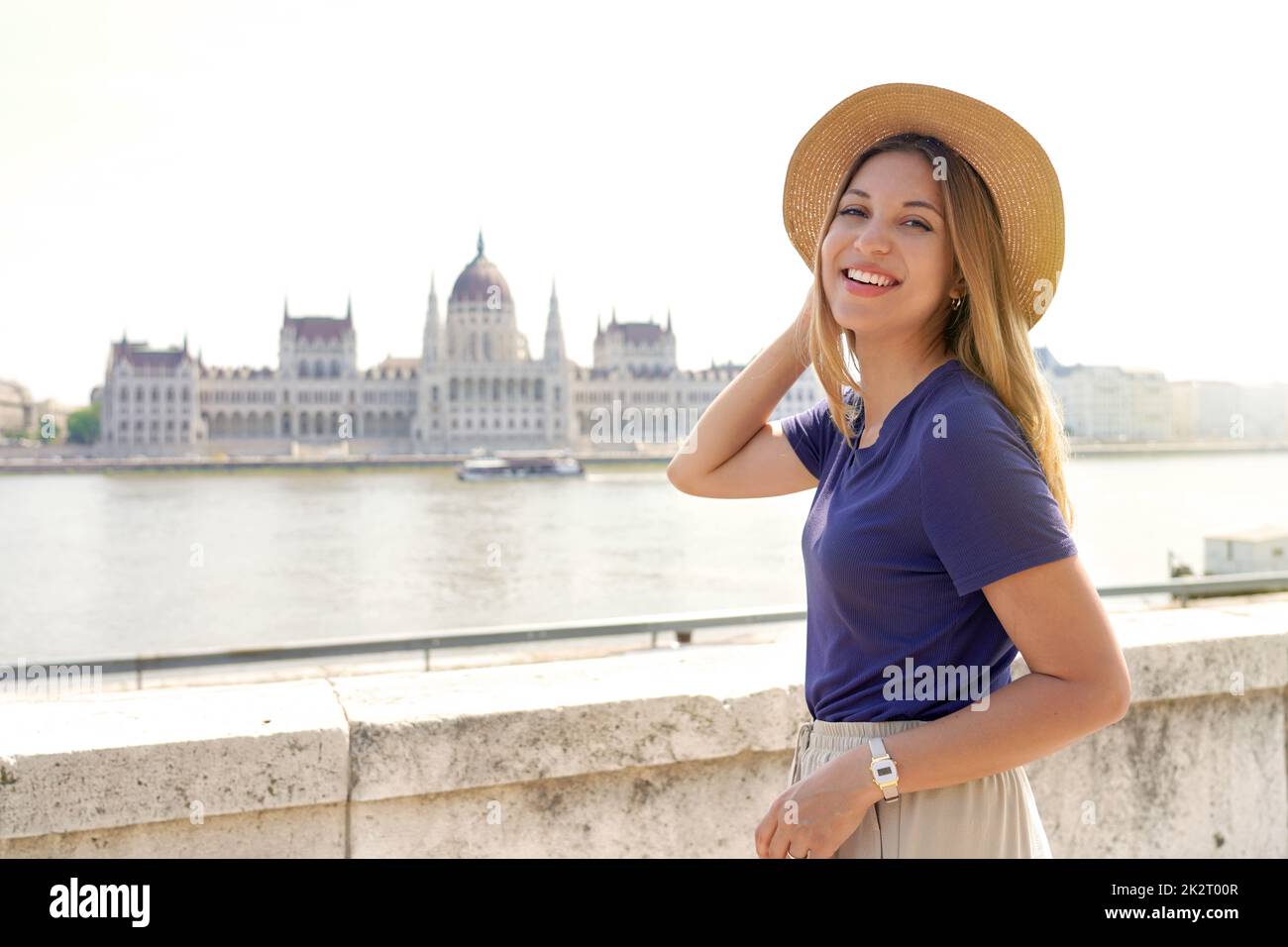 Porträt einer schönen lächelnden touristischen Frau, die Budapest, Ungarn besucht Stockfoto