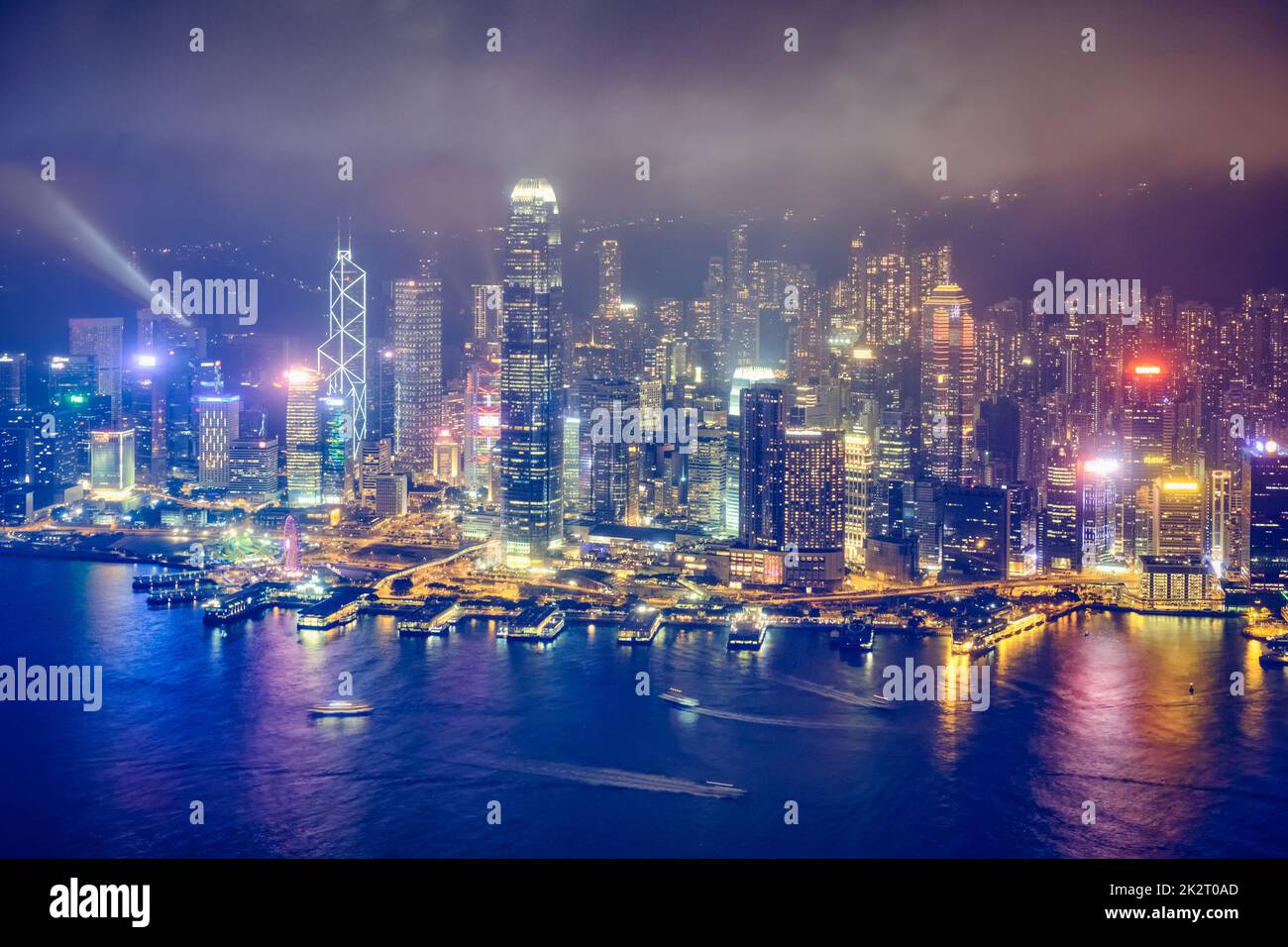 Luftaufnahme der beleuchteten Skyline von Hongkong. Hongkong, China Stockfoto