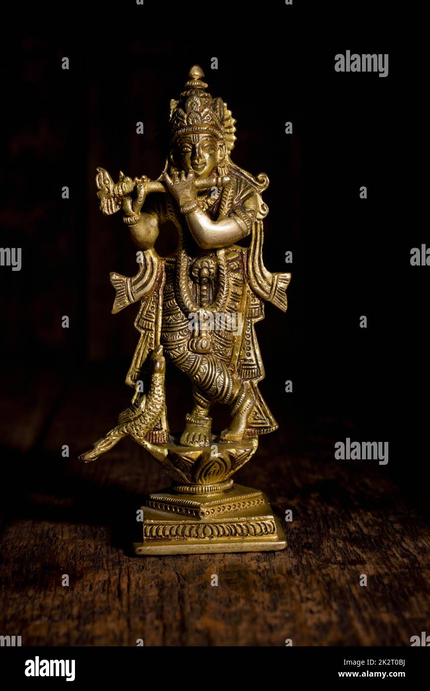 Krishna Statue auf Holz- Hintergrund Stockfoto