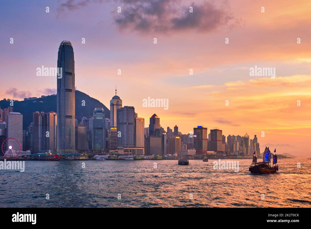 Junk-Boot in Hong Kong Victoria Harbour. Stockfoto