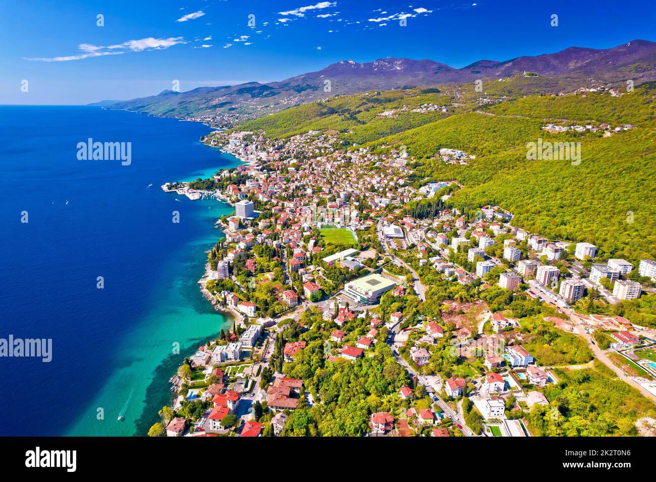 Panoramablick auf die Küste von Opatija Riviera aus der Vogelperspektive Stockfoto