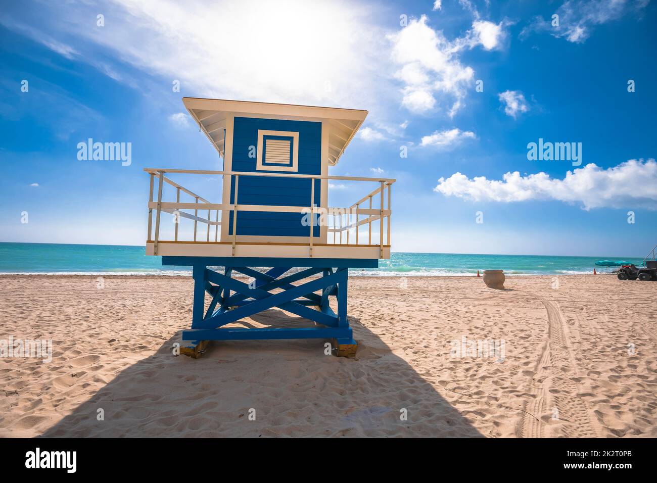Blick auf den Sandstrand und den Rettungsschwimmturm von Fort Lauderdale Stockfoto