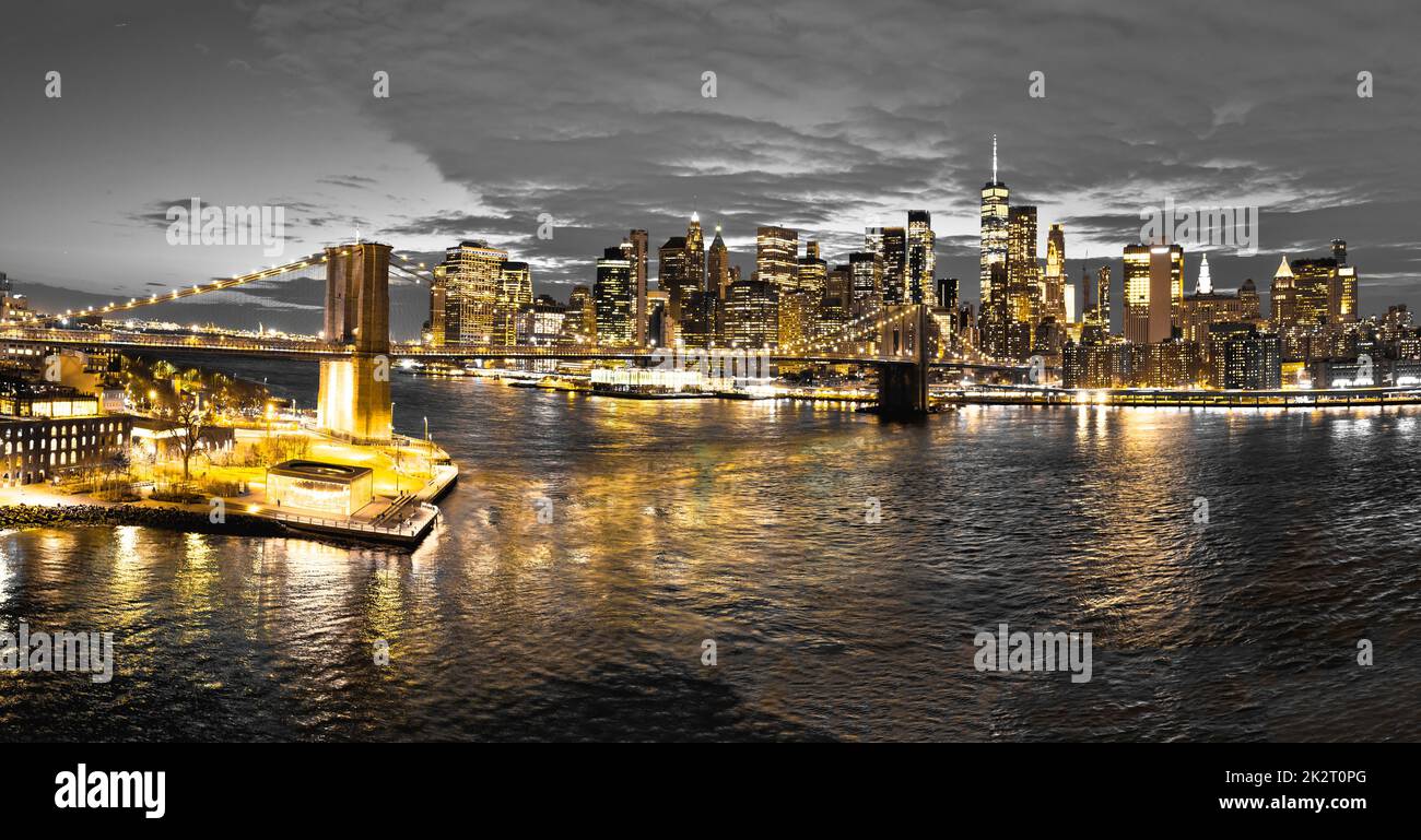 Goldene Lichter von New York City auf schwarzem und weißem Hintergrund mit Panoramablick Stockfoto